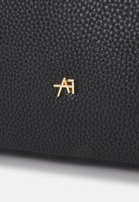 Černá texturovaná kožená taška s akcentem zlatého loga "AF". Povrch má strukturu s kamínkovým povrchem a kompaktní obdélníkový tvar.