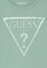 Guess JUNIOR CORE - T-shirt estampada - matcha dust