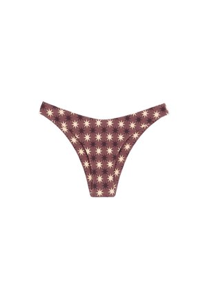 Parte inferior de bikini marrón con patrón de estrellas en crema y marrón oscuro, corte de tiro bajo, colocada plana sobre fondo blanco.