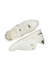 Sneakers bianchi con tomaia in pelle liscia, dettagli dorati, suola testurizzata e chiusura con lacci. I dettagli in pelle sul tallone creano un contrasto.