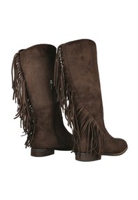 Botas altas hasta la rodilla de ante marrón con detalles de flecos largos, cremallera lateral y suela plana. Textura suave con un diseño minimalista.