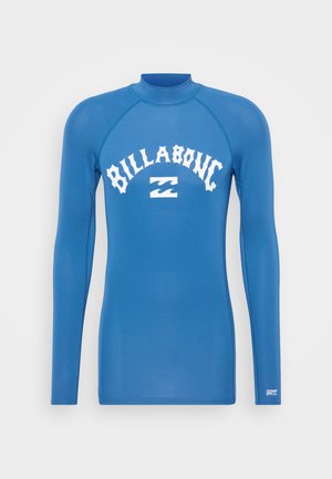 Kék, hosszúujjú napvédő, stretch anyagból készült. Elöl fehér "BILLABONG" felirattal és logóval rendelkezik. Sima textúrájú és fitted kialakítású.