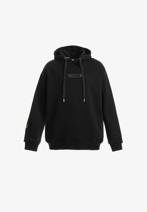 Sudadera negra hecha de tela suave. Presenta un bolsillo tipo canguro, cordones y un parche con logotipo en la manga. Mangas y dobladillo acanalados.