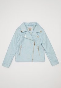 Jasnoniebieska kurtka z ekoskóry o skróconym fasonie, z dużym kołnierzem i dekoracyjnymi suwakami z przodu i po bokach. Akcenty w postaci srebrnych guzików.