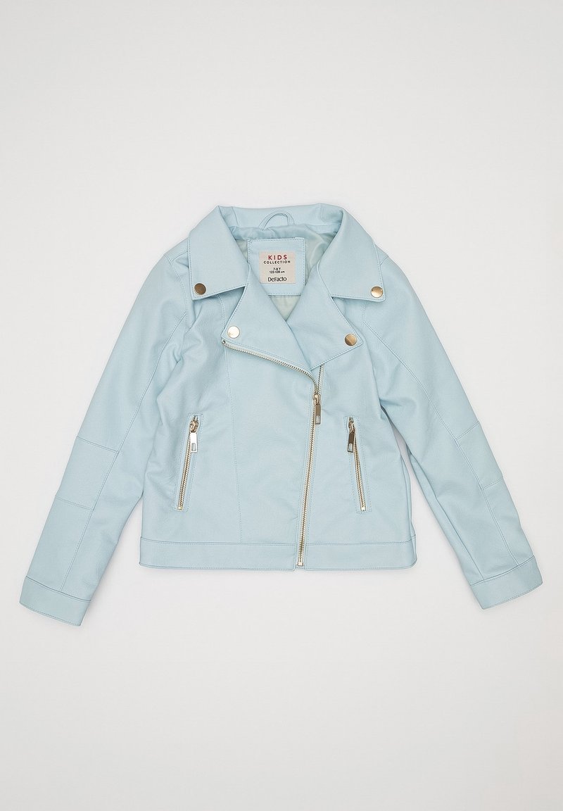 Jasnoniebieska kurtka z ekoskóry o skróconym fasonie, z dużym kołnierzem i dekoracyjnymi suwakami z przodu i po bokach. Akcenty w postaci srebrnych guzików.