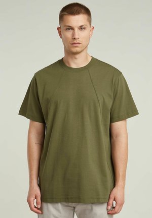 T-shirt vert olive à manches courtes en coton lisse, avec un col rond et des manches raglan pour un ajustement décontracté.