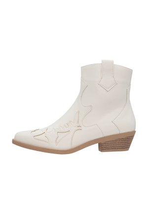 Hvide læder ankelstøvler med udskårne design, spids tå, lav stabelhælt og glat overflade. Har en dekorativ syning detalje.