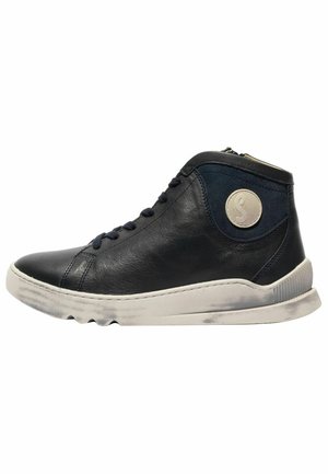 Sneaker alta in pelle nera con dettagli in tessuto blu scuro, patch logo rotondo bianco, lacci neri e suola bianca con lievi segni di usura.