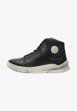 Schwarzer Leder High-Top Sneaker mit dunkelblauen Stoffakzenten, weißem rundem Logo-Patch, schwarzen Schnürsenkeln und weißer Sohle mit leichten Gebrauchsspuren.