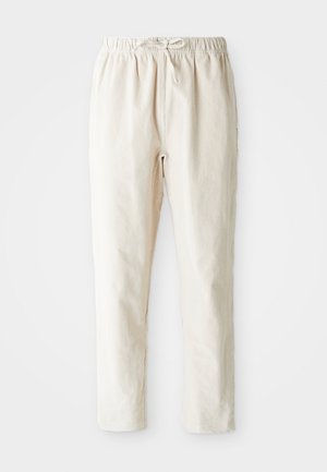 Pantaloni din bumbac bej deschis, cu talie elastică, șnur și picior drept. Textură netedă, fără modele sau accesorii vizibile.