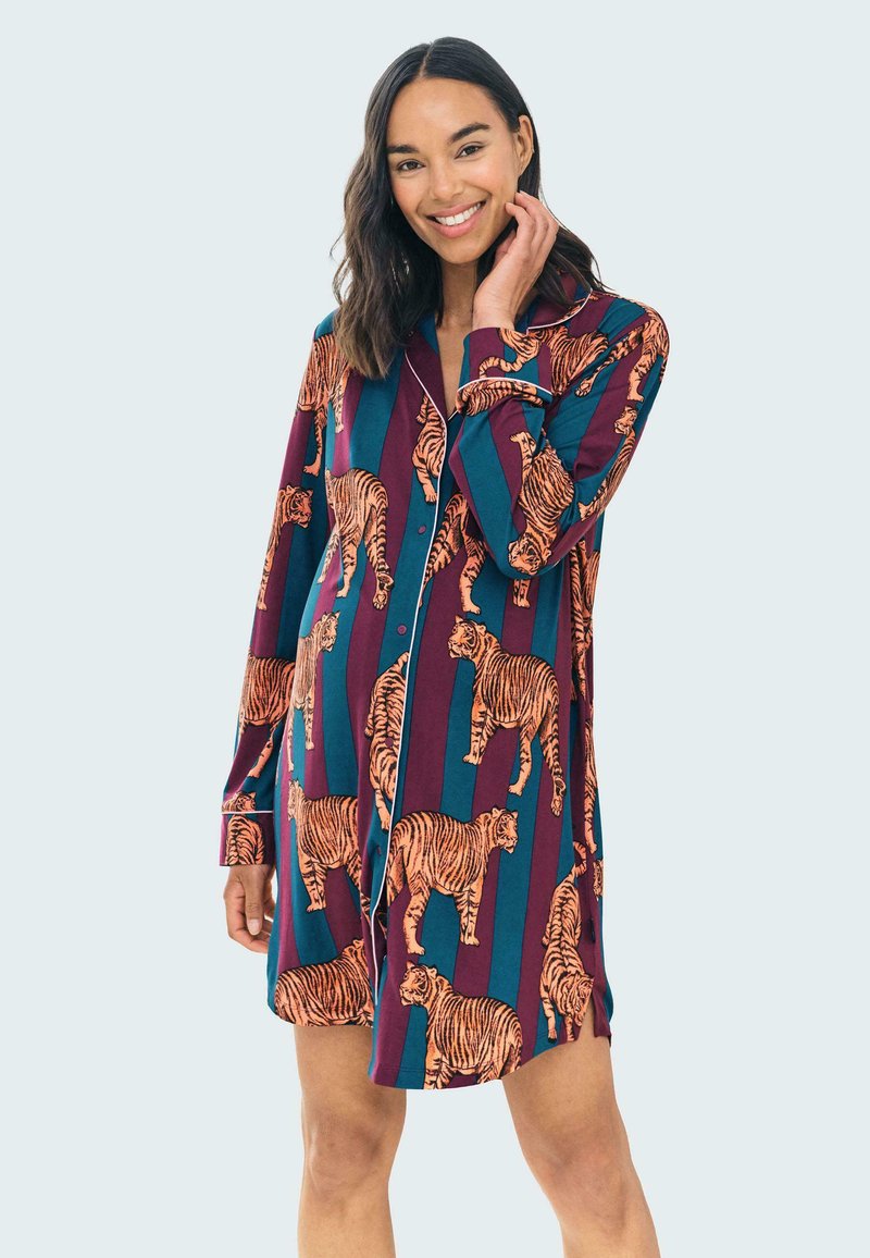 Abito camicia a maniche lunghe in verde scuro e bordeaux con una stampa a tigri su tutta la superficie. Presenta chiusura con bottoni e piping a contrasto lungo il colletto.