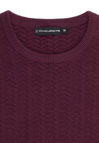 Burgundowa dziergana sweter z teksturowanym wzorem w zygzak, żebrowanym okrągłym dekoltem oraz metką z napisem "PAKO LORENTE" i rozmiarem "M".