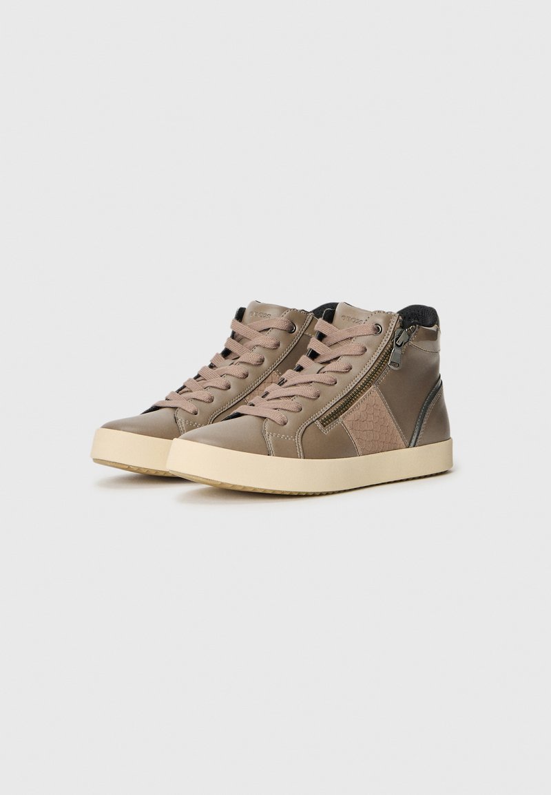 Hoge sneakers van taupe synthetisch leer met textuurelementen, contrasterende zwarte afwerking, beige zool en veters aan de voorkant, met een zijrits.