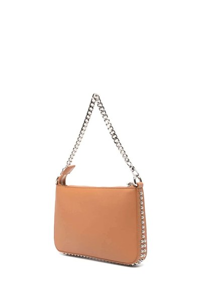 Borsa a tracolla in pelle color tan con forma rettangolare, dotata di una tracolla in catena argentata e applicazioni di borchie metalliche su un lato. Texture liscia.