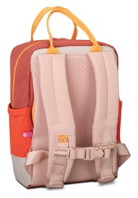 Hátulnézeti nézet egy narancssárga és piros szövetből készült hátizsákról, párnázott rózsaszín állítható pántokkal, hálós textúrával és oldalsó zsebbel. Figyelemre méltó alkatrész a csat.