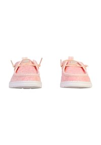 Scarpe in tessuto rosa con suole bianche, punta arrotondata e lacci decorativi. Presentano una parte superiore testurizzata e dettagli cuciti lungo i bordi.