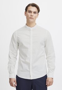 Weißes Langarmhemd mit Stehkragen, aus glattem Stoff, mit einer vorderen Knopfverschluss und taillierter Silhouette.
