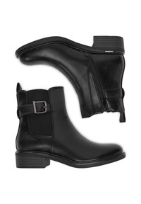 Čierne kožené členkové topánky so bočným zipsom, prackou na remienku, elastickými panelmi a nízkym zasadeným podpätkom, zobrazené na bielom pozadí.