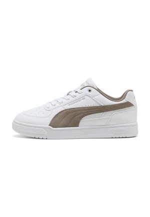 Baskets basses blanches avec bande Puma en daim marron, fermeture à lacets, bout perforé et marquage Porsche sur le côté et la languette.
