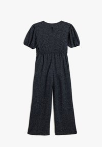 Marine jumpsuit met korte pofmouwen, elastische taille, wijde pijpen en een subtiele glinsterende textuur. Ritssluiting op de rug bij de nek.