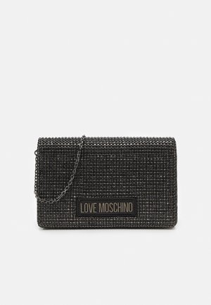 Musta suorakulmainen clutch-laukku, joka on päällystetty pienillä strasseilla, ketjuhihna ja "LOVE MOSCHINO"-logolla varustettu metallilaatta edessä.
