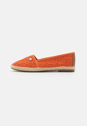 Oranger Slip-on Ballerina mit Spitzenbesatz, geflochtenem Juteboden und kleinem Metall-Logo auf dem Obermaterial, brauner Fersenpatch.