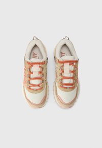 Beige und cremefarbene Sneaker mit orangefarbenen Akzenten, strukturiertem Mesh und glatten Einsätzen, ausgestattet mit einem gepolsterten Schaft, Schnürsenkeln und einem gemusterten Profil.