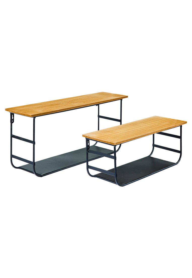 Twee rechthoekige salontafels met bamboe bladen en zwarte metalen frames. De ene tafel is hoger en breder, de andere is lager met een lager schap.