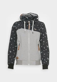 Jaqueta com capuz cinza e preta, com padrão floral, fecho éclair, dois bolsos laterais e detalhes em pele no fecho e nas mangas.
