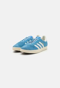 adidas Originals GAZELLE UNISEX - Sporta apavi - light blue/off white/cream white