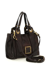 Borsa in pelle marrone scuro con doppio manico, borchie dorate attorno all'etichetta frontale e tracolla removibile attorcigliata accanto.