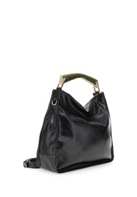 Musta synteettinen käsilaukku, jossa on strukturoitu pinta, löysä muotoilu ja kultainen metallikahva. Varustettu irrotettavalla olkahihnalla.