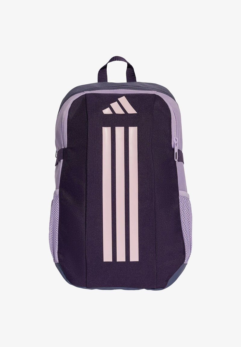 Fialový a levandulový batoh se třemi vertikálními světle růžovými pruhy a síťovými bočními kapsami, který má horní úchyt a zipové uzávěry.