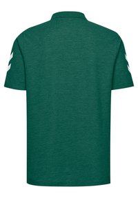 Grøn kortærmet polo-shirt med krave, lavet af struktureret stof, med hvide chevroner på hver skulder. Simpelt design, ensfarvet.