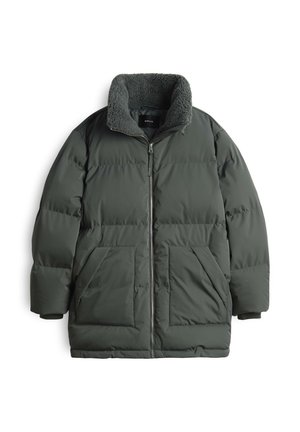 Donzen jas in donker groen met een zachte, fleece-gevoerde kraag, voorrits en twee grote zijzakken. Glad, geborduurd textuur.