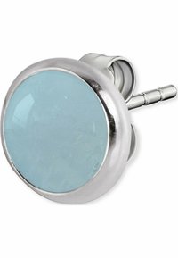 Runde Steckerohrringe mit einem hellblauen Stein, der in einer polierten Silbermetallfassung eingefasst ist, ausgestattet mit einem Stecker und einer Rückseite.