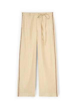 Pantalon beige à jambes larges en tissu texturé, bandes latérales marron, passants de ceinture et ceinture en tissu nouée à la taille.