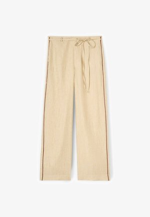 Beige broek met wijde pijpen van gestructureerde stof, bruine zijstrepen, riemlussen en een gebonden stoffen riem in de taille.