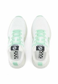 Witte sport schoenen met een ademend mesh bovenwerk, muntgroene accenten, een gestructureerde zool en een geblokt label met de tekst "NO NAME" aan de binnenkant.
