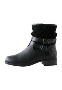 Botas de cuero negro hasta el tobillo con un puño de ante arrugado, dos hebillas ajustables, detalles de acolchado texturizado y un tacón de madera bajo.
