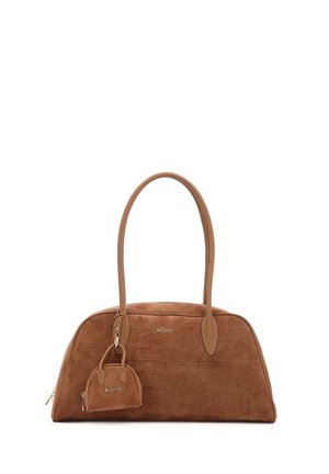 Sac à main en cuir brun texturé avec une forme incurvée. Il comporte deux poignées allongées, un petit sac détachable et des accents de quincaillerie subtils.