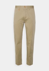 Herrens beigefärgade slim-fit byxor med knäppning, bältesslingor och framfickor mot en vit bakgrund.