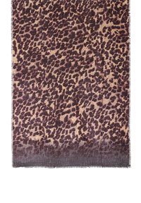 Szalik w panterkę z odcieniami beżu i ciemnego burgundu, o miękkiej teksturze i postrzępionych brzegach. Ma przybliżony prostokątny kształt.