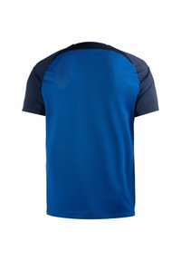 Koszulka sportowa z krótkim rękawem w żywym niebieskim kolorze z teksturowanym granatowym akcentem. Gładka tkanina, okrągły dekolt i widoczne wzmocnione szwy.