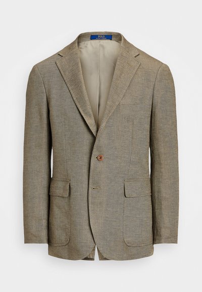 Béžový herringbone blazer vyrobený z texturované tkaniny, s klopovými límci, dvěma předními kapsami a jedním hnědým knoflíkem na zapínání.