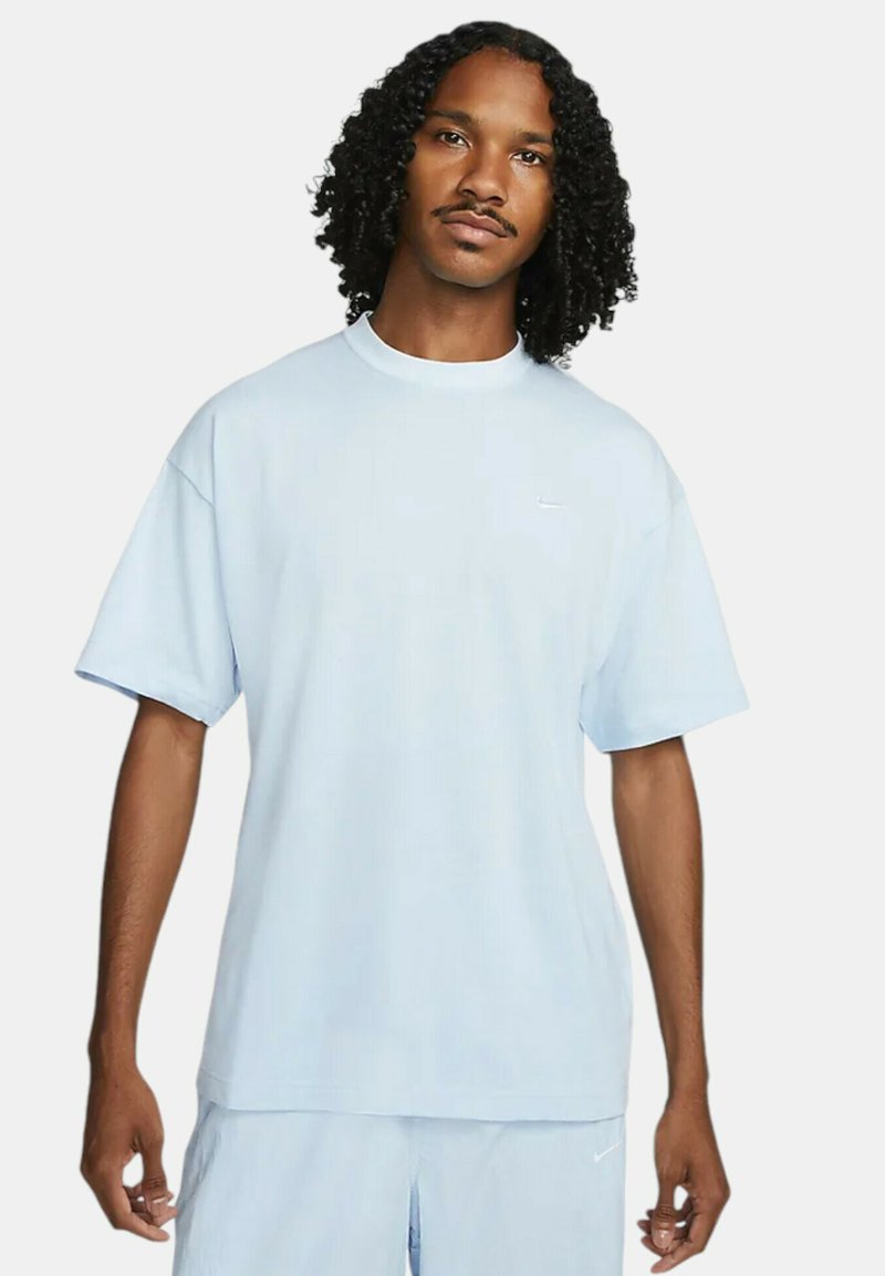 Ljusblå Nike t-shirt, kortärmad, rund halsringning, tillverkad av mjukt tyg. Har en liten logotyp på bröstet. Lätt oversized passform.