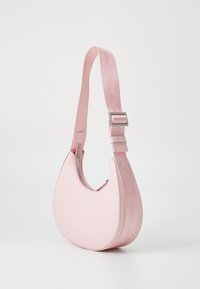 Sac à bandoulière en cuir rose au design incurvé, avec une fermeture éclair et une bandoulière ajustable portant le nom de la marque.