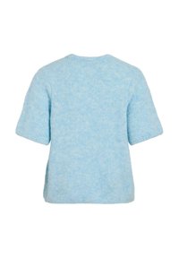 Lyseblå strikket genser med korte ermer, rund hals og myk, lodden tekstur. Bakfra vises en avslappet passform og minimal søm.