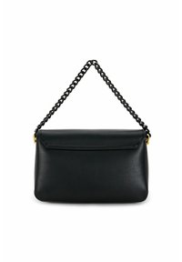 Borsa a mano nera in pelle con tracolla a catena, caratterizzata da una forma rettangolare elegante e una chiusura a patta senza motivi o accenti visibili.