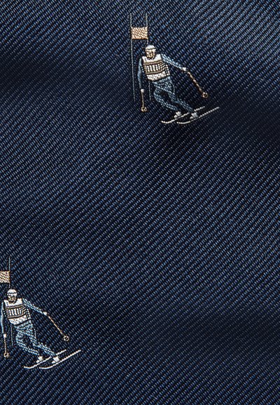 Tmavě modrá tkanina s hladkou strukturou zdobená vyšívanými lyžaři v bílé a modré barvě, zobrazující akci na jemném diagonálním vzoru.